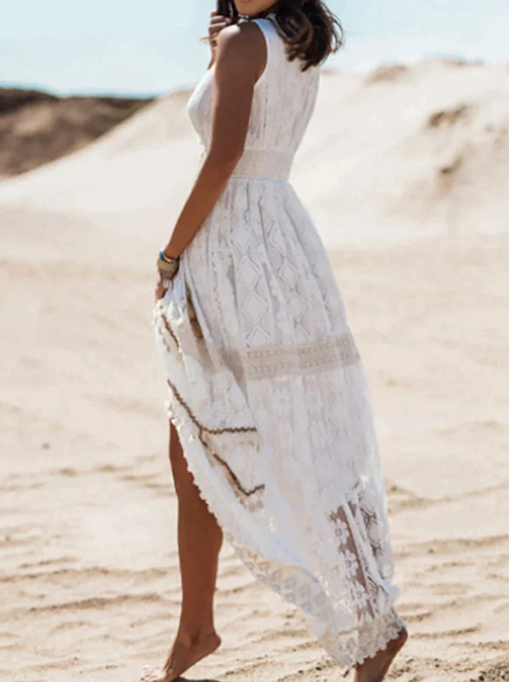 Frau im weißen Spitzenkleid am Strand, ärmellos, Sommermode, elegantes Design.