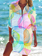 Buntes Strandkleid mit abstraktem Muster, ideal für Sommermode am Meer. Leichtes Material, perfekt für Strandurlaub und Freizeitkleidung.