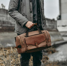 Mann mit brauner Lederreisetasche, Outdoor, stilvoll, robust, modisch, Freizeit, Reiseaccessoire.