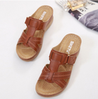 Braune Damen-Sandalen mit Keilabsatz, Lederoptik und Lochmuster. Bequeme Sommerschuhe, ideal für Freizeit und Alltag.