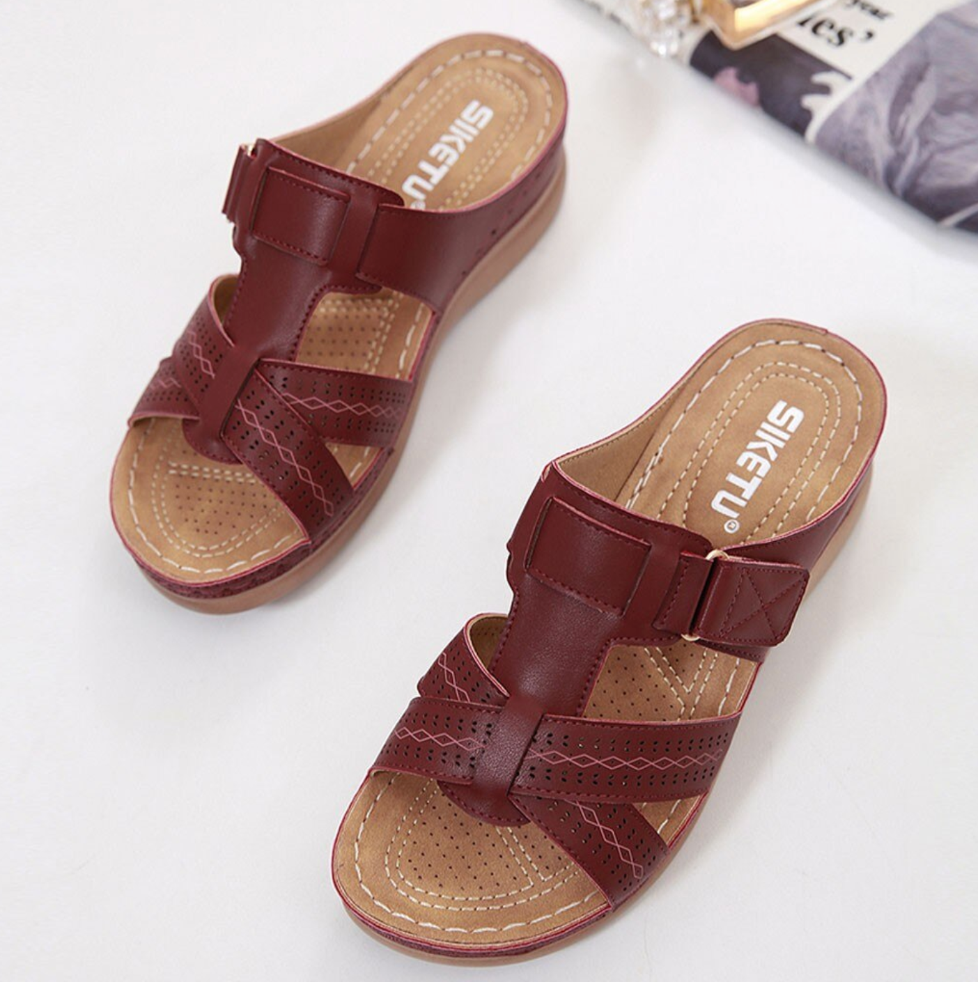 Damen Sandalen in Braun, bequemes Design mit Riemen, ideal für Sommermode. Perfekt für lässige Outfits und täglichen Komfort.