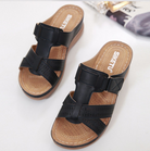 Schwarze Damen-Sandalen mit Kreuzriemen, bequemer Keilabsatz, perforiertes Design, ideal für Sommermode und Freizeitkleidung.