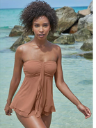 Frau im braunen Badeanzug am Strand, Sommermode, Strandkleidung, Bademode für Frauen.
