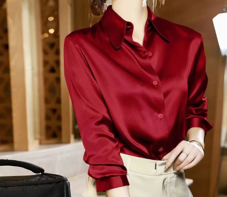 Elegante rote Seidenbluse für Damen, langärmlig und glänzend. Perfekt für Business- und Abendmode. Hochwertige Damenbekleidung online kaufen.