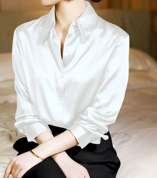 Elegante weiße Seidenbluse für Damen, ideal für Büro und Freizeit. Hochwertige Materialien, zeitloses Design, perfekter Tragekomfort.