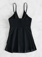 Schwarzes Damenkleid mit Spaghettiträgern, elegantem Design und V-Ausschnitt. Perfekt für Abendmode und besondere Anlässe.