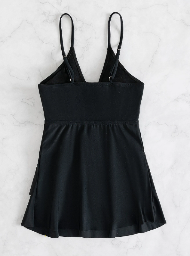 Schwarzes Damenkleid mit Spaghettiträgern, elegantem Design und V-Ausschnitt. Perfekt für Abendmode und besondere Anlässe.
