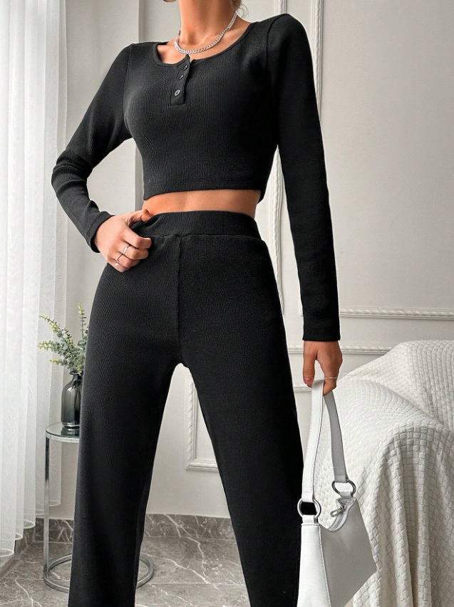 Elegantes schwarzes Damen-Zweiteiler-Set mit langärmligem Crop-Top und Hose. Perfekt für stilvolle Freizeit- und Abendmode.