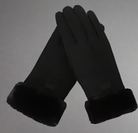 Elegante schwarze Handschuhe mit Kunstfellbesatz, ideal für Wintermode. Hochwertige Materialien, stilvoll und warm. Perfekt für kalte Tage.