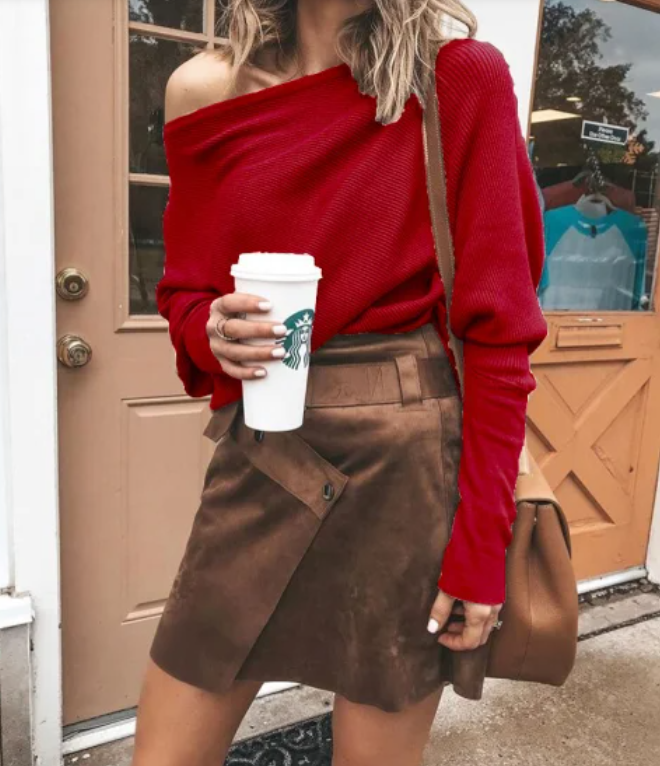 Frau in rotem Pullover und braunem Rock hält Starbucks-Becher. Modetrend, Herbstmode, Streetstyle, Kaffeebecher, Damenmode.