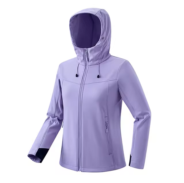 Damen-Softshelljacke in Lila mit Kapuze, wasserabweisend, winddicht, ideal für Outdoor-Aktivitäten. Funktionale Reißverschlusstaschen.