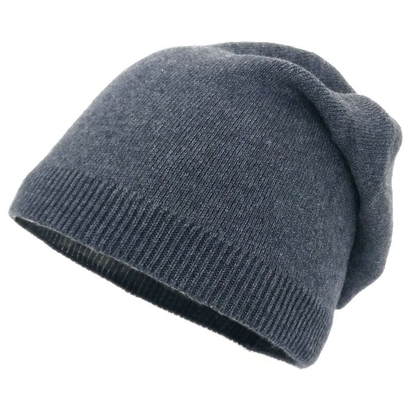 Dunkelgraue Strickmütze aus weicher Wolle, ideal für Herbst und Winter. Modisches Accessoire, warm und bequem. Perfekt für kalte Tage.