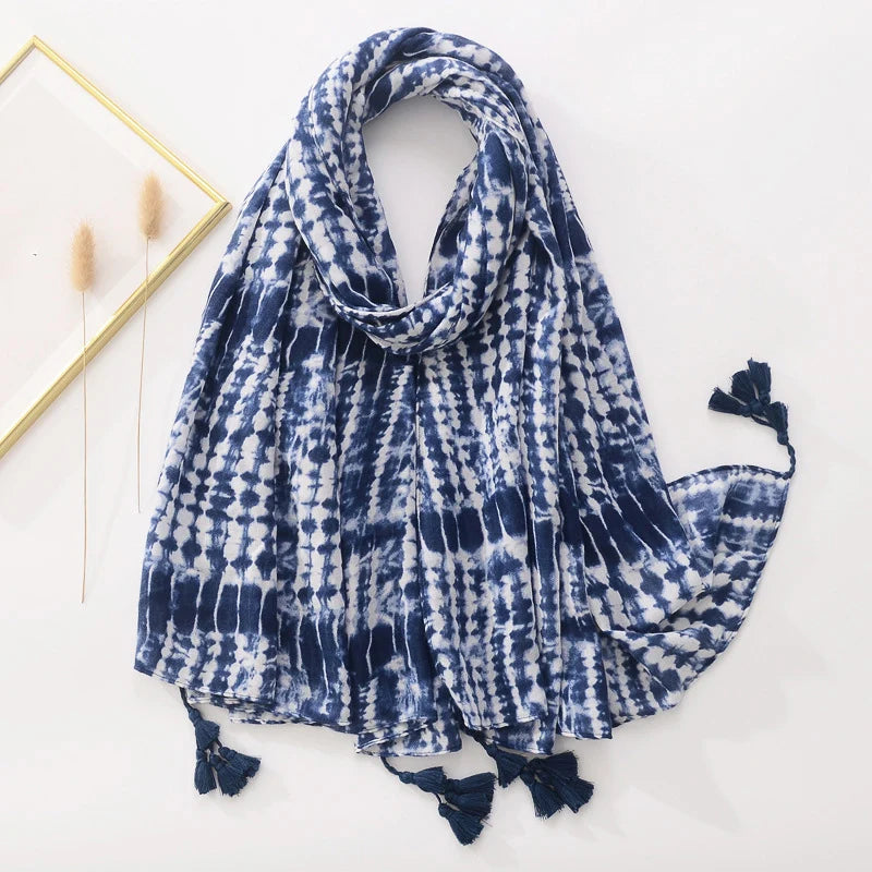 Blauer Batik-Schal mit Quasten, modisches Accessoire, weiches Material, ideal für Damen, vielseitig kombinierbar, trendiger Look.