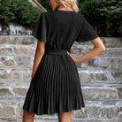 Elegantes schwarzes Plisseekleid für Damen, knielang, mit kurzen Ärmeln. Perfekt für Sommermode, Freizeit und besondere Anlässe.