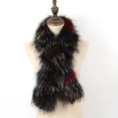 Luxuriöser Kunstpelzschal auf Schneiderpuppe, mehrfarbig, weich und stilvoll. Perfekt für Wintermode, Damenaccessoires, modischer Schal.