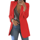 Roter Blazer Damenmode, elegant und modern, kombiniert mit grauem Top und blauer Jeans. Perfekt für stilvolle Business- und Freizeitlooks.