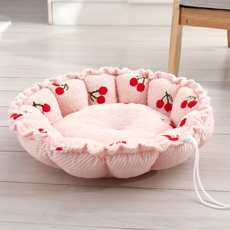 Rundes rosa Hundebett mit Kirschmuster, weiches Plüschmaterial, gemütlicher Schlafplatz.