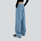 Damen-Jeans mit weitem Bein, hellblau gestreift, hoher Bund, lässiger Stil. Perfekt für trendige Streetwear und bequeme Alltagsmode.