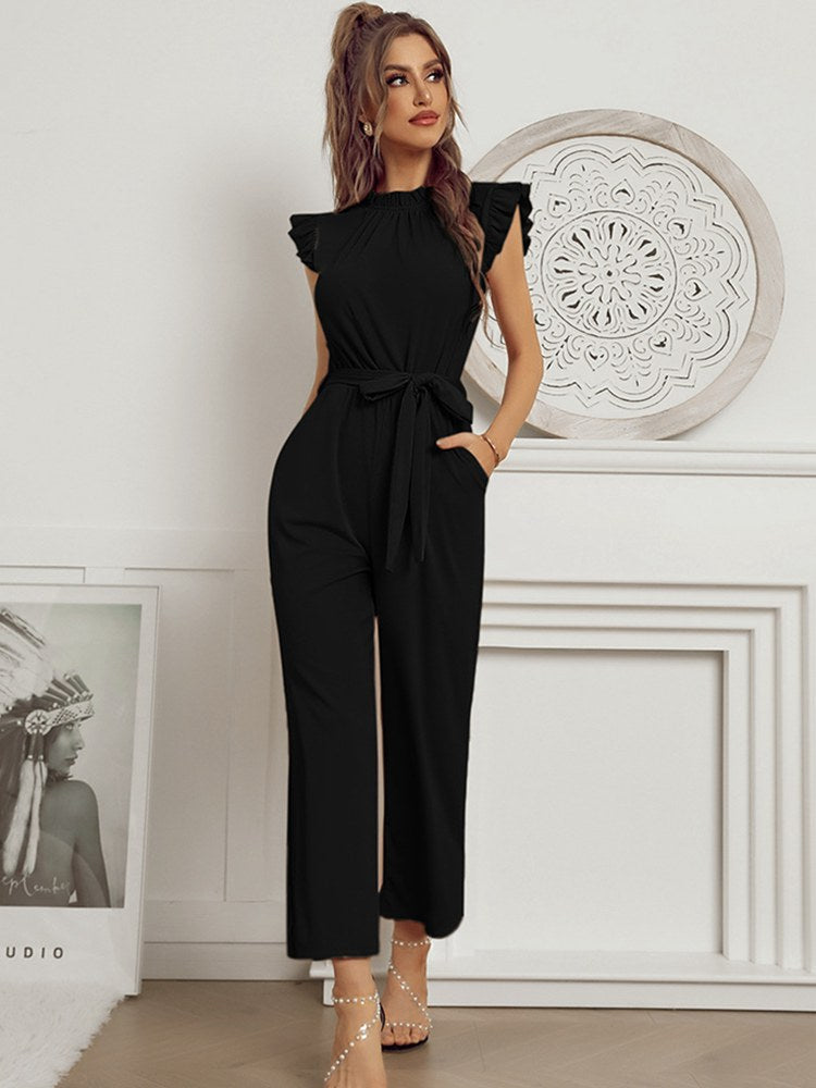 Eleganter schwarzer Jumpsuit mit Taillengürtel und Rüschenärmeln, ideal für Damenmode, Abendveranstaltungen und stilvolle Outfits.