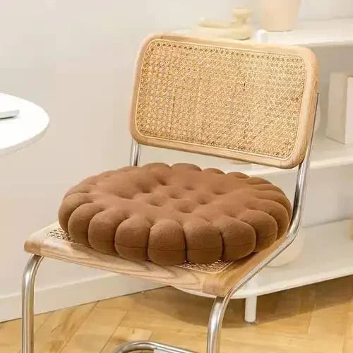 Braunes Sitzkissen auf Holzstuhl, ergonomisch, rund, bequem, für Esszimmer oder Büro.