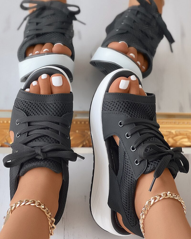 Schwarze Damen-Sneaker-Sandalen mit Keilabsatz, atmungsaktivem Mesh und Schnürung, ideal für Sommermode und bequemen Alltagsstil.