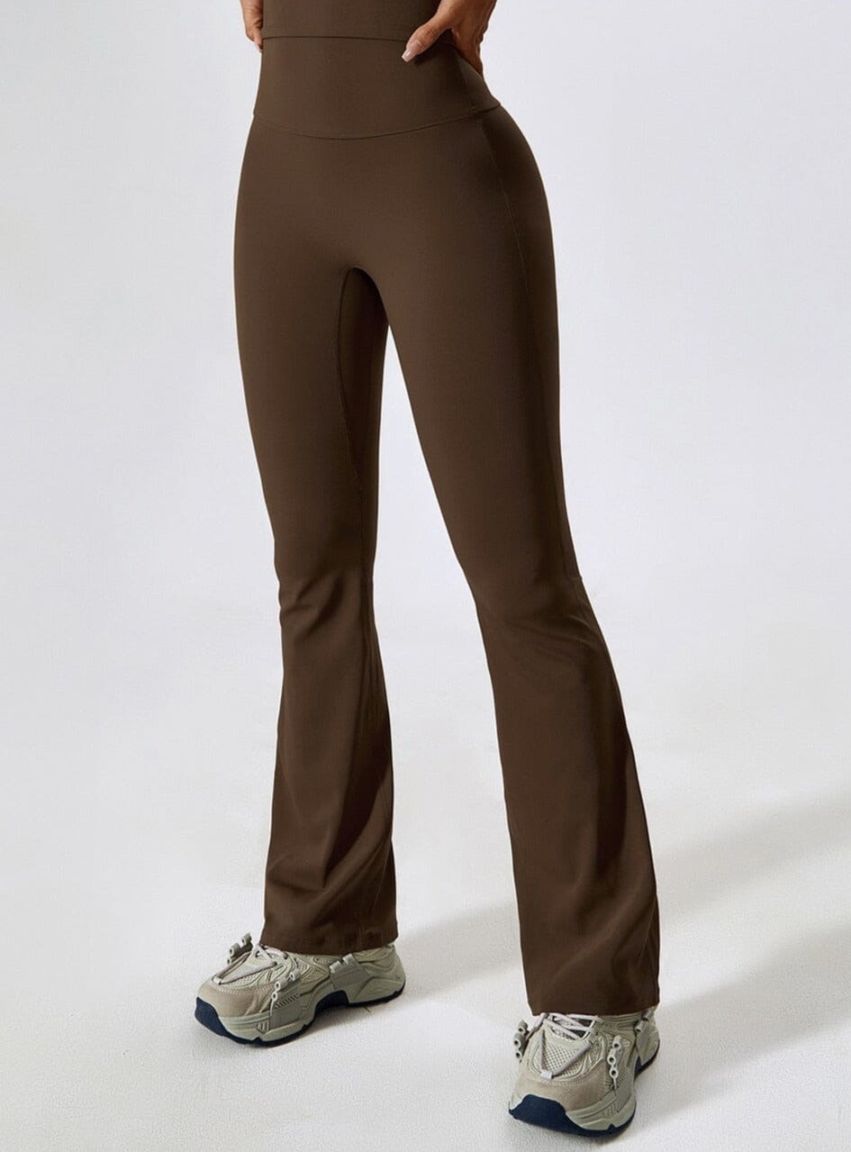 Braune Schlaghose für Damen, kombiniert mit Sneakers. Perfekt für Yoga, Fitness und Freizeit. Bequeme Passform, modischer Look.