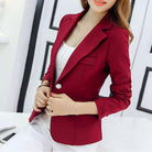 Eleganter Damenblazer in Rot, ideal für Business und Freizeit. Modischer Schnitt, hochwertiges Material, perfekt kombinierbar mit weißem Top.