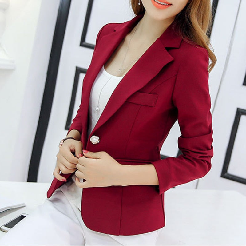 Eleganter Damenblazer in Rot, ideal für Business und Freizeit. Modischer Schnitt, hochwertiges Material, perfekt kombinierbar mit weißem Top.