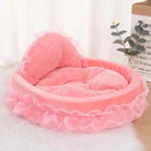 Rosa, plüschiges Haustierbett mit Rüschen, rund, gemütlich, für Katzen und kleine Hunde.