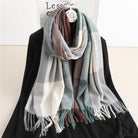 Weicher, kariert gemusterter Schal in Pastelltönen, ideal für Herbst und Winter. Modisches Accessoire mit Fransen für Damen und Herren.