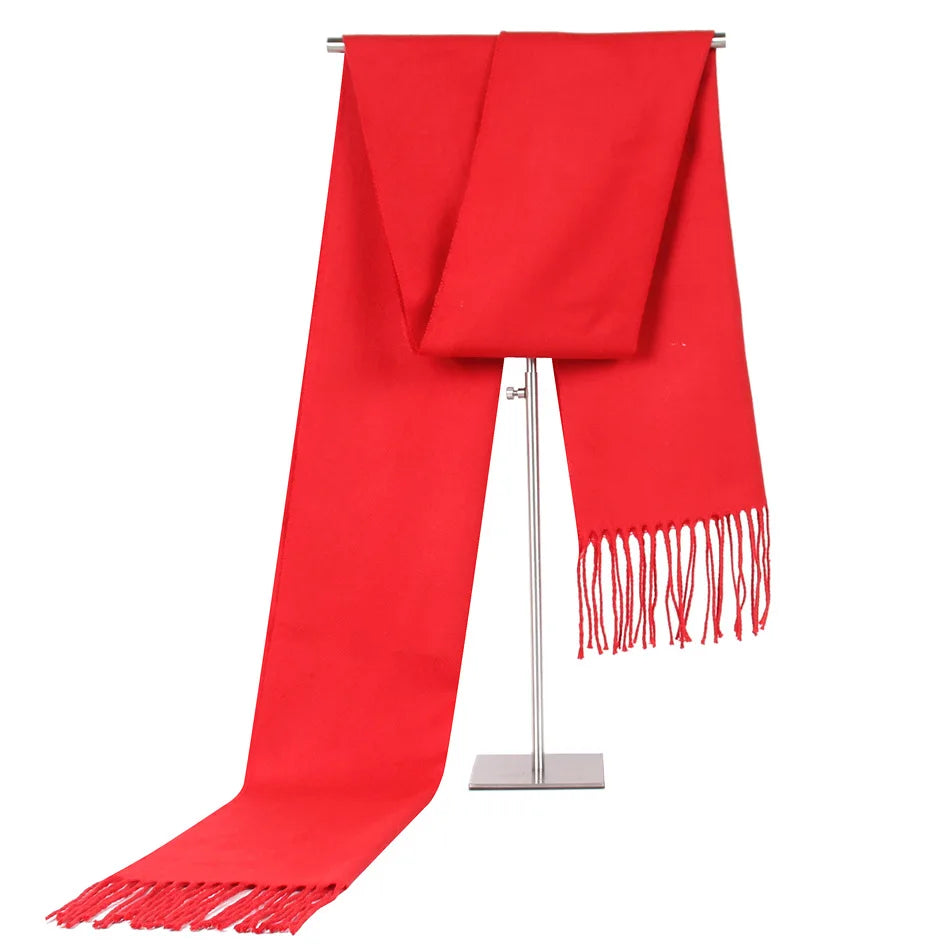 Roter Schal aus Kaschmir mit Fransen, elegant und weich. Perfekt für Wintermode, Damen und Herren. Luxuriöses Accessoire für kalte Tage.
