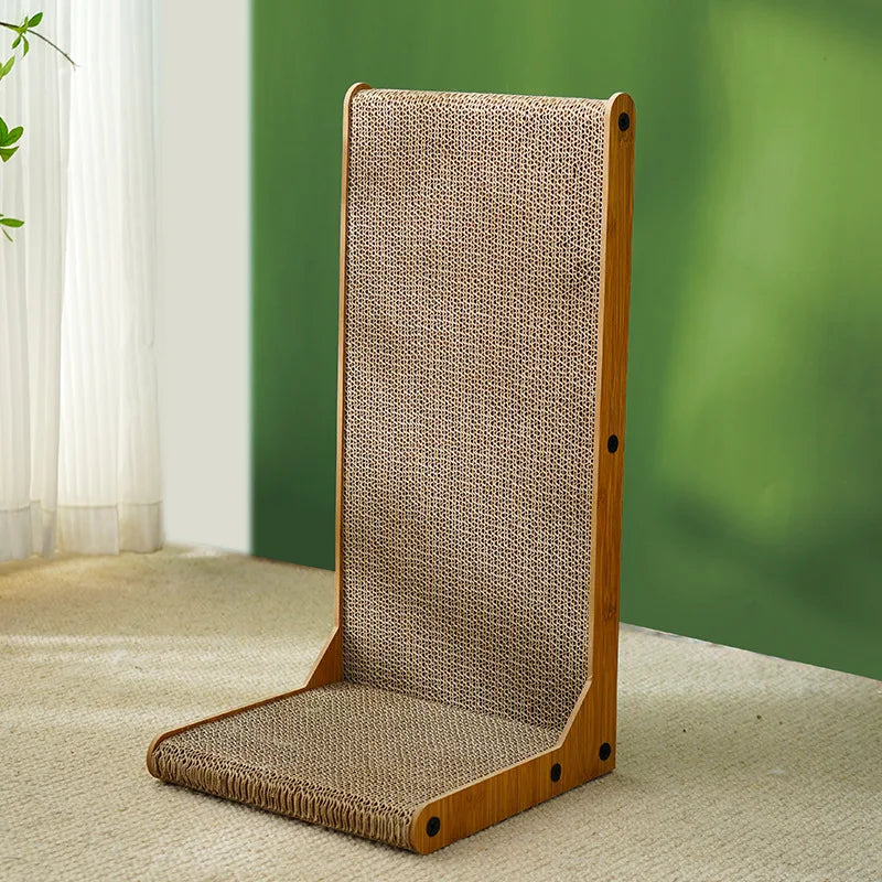 Katzenkratzbrett aus Holz und Sisal, vertikal, auf Teppichboden vor grünem Hintergrund.