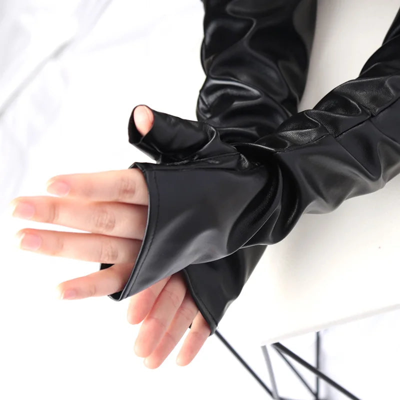 Schwarze Lederhandschuhe mit Fingeröffnung, stilvoll und modern. Perfekt für Mode, Accessoires, Damenbekleidung, trendige Outfits.
