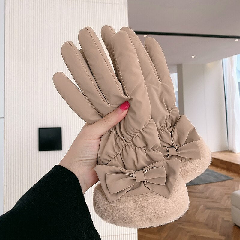Damenhandschuhe beige, warm gefüttert, mit Schleifen und Plüschbündchen. Perfekt für Wintermode, stilvoll und funktional.