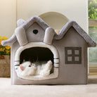 Katzenhaus aus Plüsch, grau, mit Fenstern, gemütlich, für Katzen zum Schlafen und Spielen.
