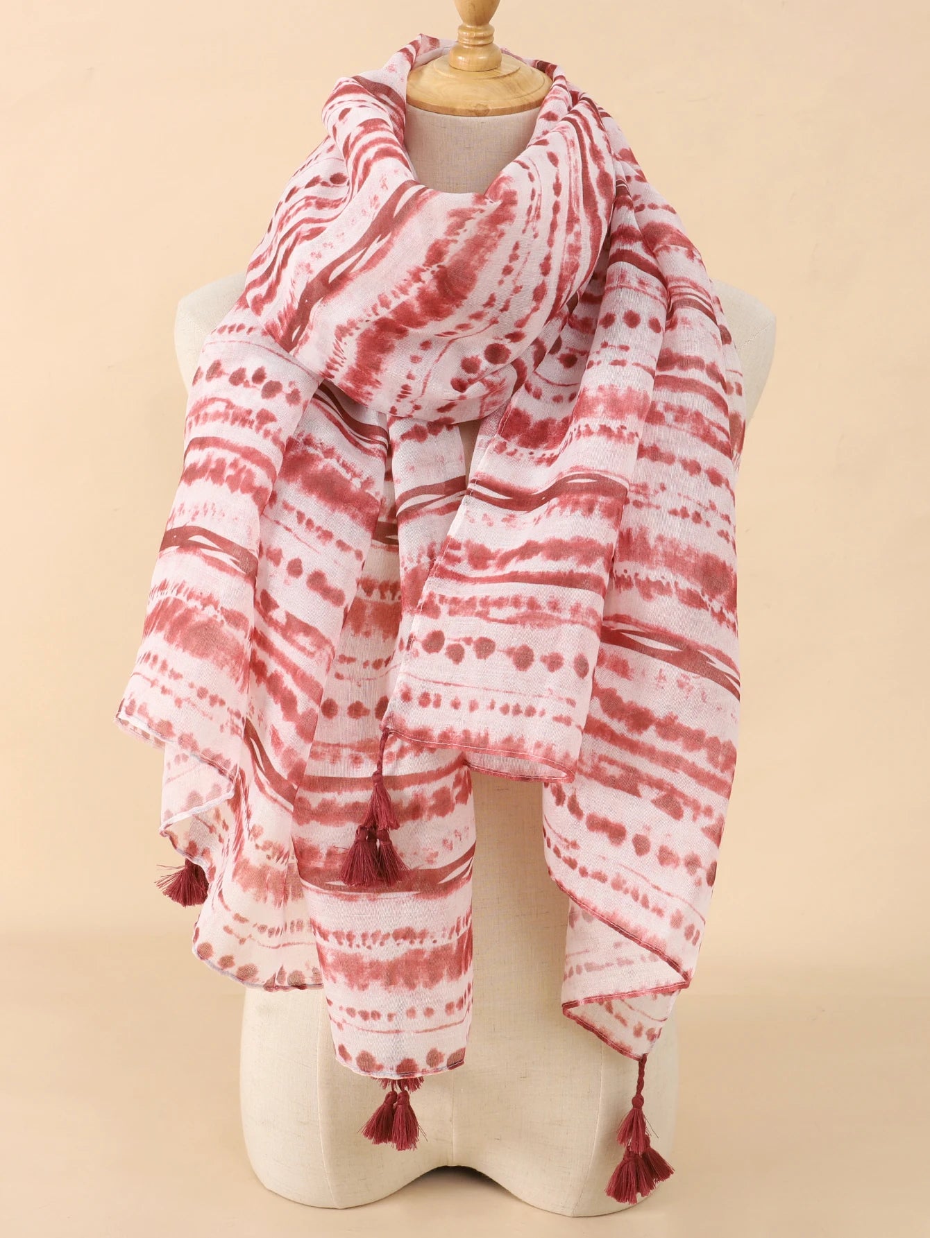 Weißer Schal mit rotem Batikmuster, handgefertigt, weiche Baumwolle, modisches Accessoire, ideal für Frühling und Sommer, mit Quasten.