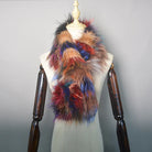 Bunter Kunstpelzschal auf Schneiderpuppe, modisches Accessoire, warm und stilvoll, ideal für Herbst und Winter, Damenmode, trendiger Look.