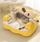 Katze auf gelbem Apfel-förmigem Katzenbett, gemütlich, modernes Design, Heimtierbedarf.