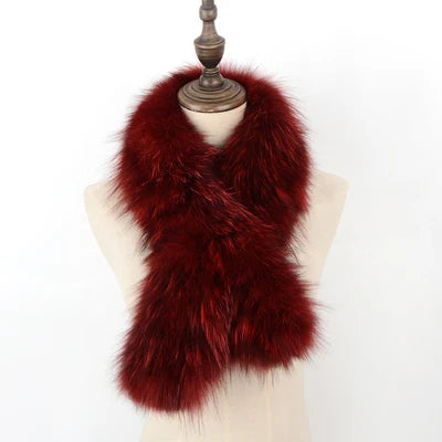 Luxuriöser roter Kunstpelzschal auf Schaufensterpuppe, ideal für Wintermode. Flauschig, elegant und stilvoll. Perfekt für Damenaccessoires.