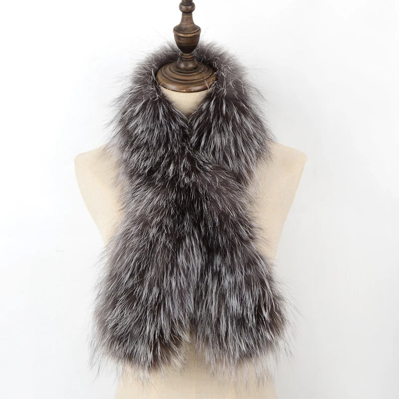 Eleganter Kunstpelzschal in Grau auf Schneiderpuppe. Flauschiges Accessoire für Wintermode, ideal für stilvolle Outfits und kalte Tage.