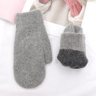 Graue Wollhandschuhe und -socken auf weißem Hintergrund. Weiche, warme Accessoires für den Winter. Perfekt für kalte Tage und stilvolle Outfits.