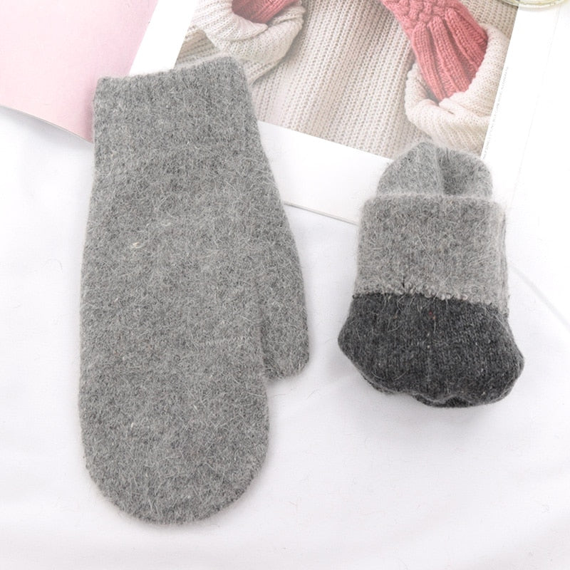 Graue Wollhandschuhe und -socken auf weißem Hintergrund. Weiche, warme Accessoires für den Winter. Perfekt für kalte Tage und stilvolle Outfits.