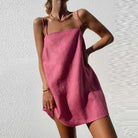 Rosa Leinenkleid Damen, ärmellos, Sommermode, minimalistisches Design, luftiger Stoff, ideal für Strand und Freizeit, trendige Damenbekleidung.
