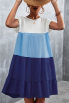 Feminines Sommerkleid in Blau-Weiß, ärmellos, mit Rüschen und Stufenrock. Perfekt für Strandmode und Freizeitoutfits.