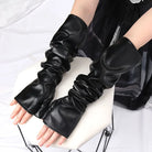 Schwarze, lange Lederhandschuhe auf weißem Hintergrund, stilvoll und elegant, perfekt für Mode, Accessoires, Damenbekleidung, Gothic-Stil.