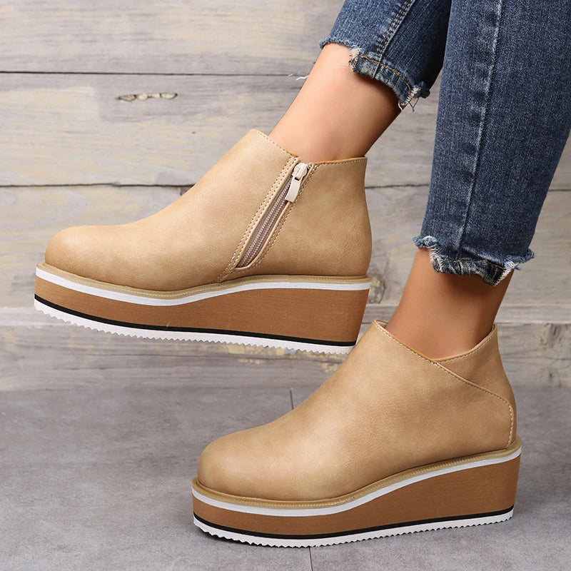 Beige Plateau-Stiefeletten mit Reißverschluss, Damenmode, trendige Schuhe, bequeme Sohle, ideal für Herbst, stilvolle Ergänzung zu Jeans.