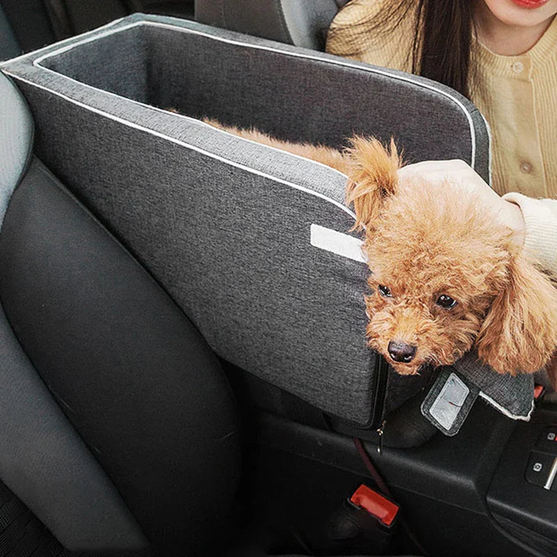 Grauer Hundesitz für Auto, sicherer Transport, weiches Material, ideal für kleine Hunde.
