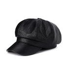 Schwarze Leder-Baker-Boy-Mütze, stilvoll und zeitlos, ideal für modische Outfits. Perfekt für Herbst- und Wintermode.