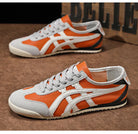 Orange-weiße Sneaker mit grauen Akzenten, sportliches Design, ideal für Freizeit und Sport. Bequeme Turnschuhe, modisch und vielseitig.