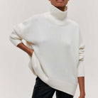 Damenpullover mit Rollkragen in Weiß, aus weichem Strickmaterial. Perfekt für Herbstmode, stilvoll und bequem. Ideal für lässige Outfits.